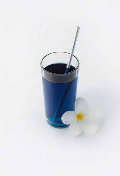 Bebida Ervilha Borboleta Azul Gelada Com Decoração Flores Tropicais Coquetel — Fotografia de Stock