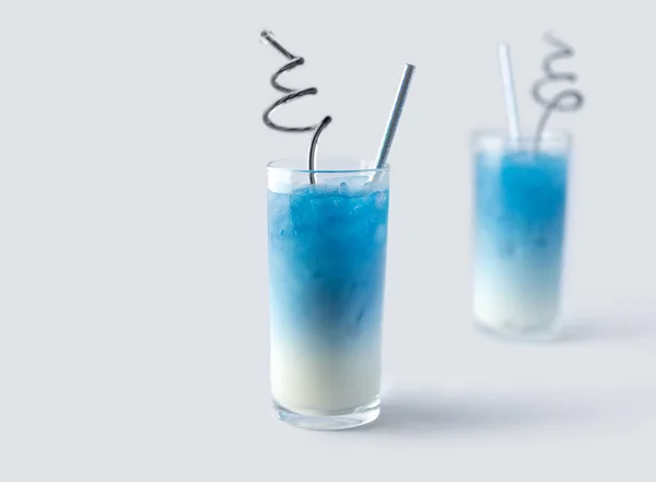 Θερινό Δροσιστικό Ποτό Μπλε Πεταλούδα Pea Latte Ποτήρι Λευκό Φόντο — Φωτογραφία Αρχείου