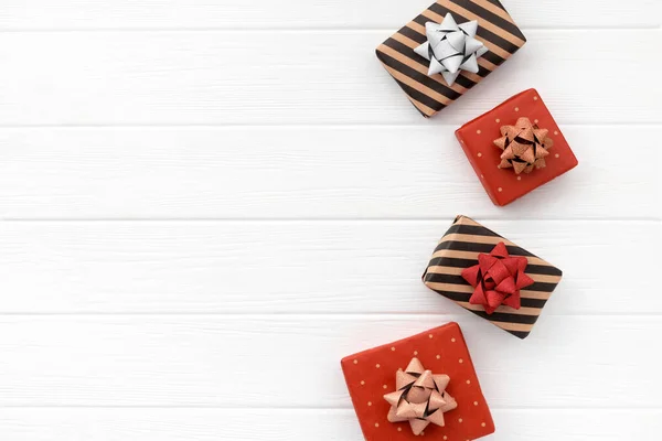 Cajas de regalo de Año Nuevo, Navidad o San Valentín sobre fondo de madera — Foto de Stock