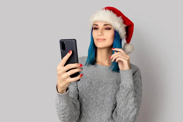 Bella Felice Giovane Donna Cappello Babbo Natale Prendere Selfie Sfondo — Foto Stock