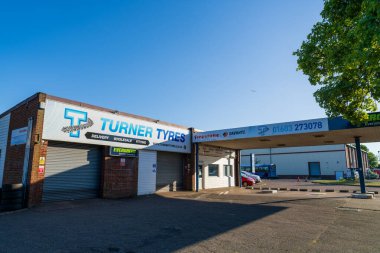 Norwich, İngiltere - 17 Mayıs 2025: Turner Tyres otomotiv servis garajı Norwich, İngiltere 'de petrol istasyonu, sanayi bölgesi. Ticari lastik montajı ve Norfolk 'taki benzin pompalarıyla araba servisi işi.