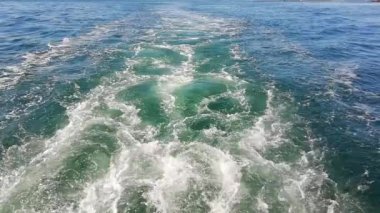 Remouds de l 'eau derrire un bateau 