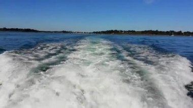 Remouds de l 'eau derrire un bateau 