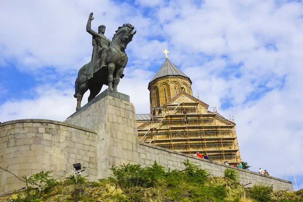 Gruzie. 15.08.2018 Panorama Tbilisi. Socha krále Vakhtanga — Stock fotografie