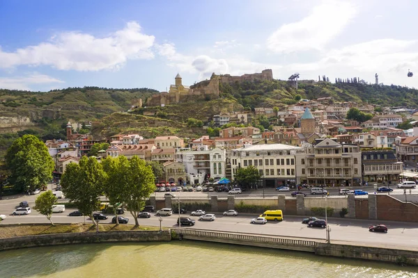 Tiflis, Georgia. 15.08.2018 Panorama de Tiflis. Narikala y — Foto de Stock