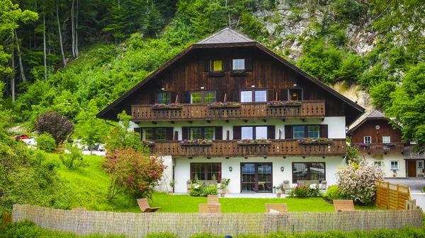Piękne Alpy krajobraz z zielonych gór, Dolina, przytulne Hause — Zdjęcie stockowe