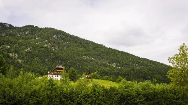 Hermoso paisaje de los Alpes con montañas verdes, valle, acogedora hause — Foto de Stock