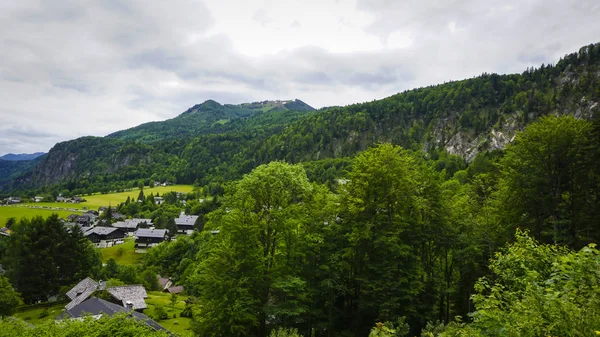 Hermoso paisaje de los Alpes con montañas verdes, valle, acogedora hause — Foto de Stock