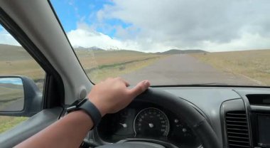 Bir adam Ekvador 'un açık arazisinde nefes kesen bir yolculuktan zevk alıyor, Güney Amerika' daki macera ve keşif ruhunu yakalıyor. Uçsuz bucaksız ufuklar gezgin şehvetine ilham verir.