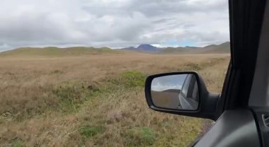 And Dağları 'nın manzarası yan aynaya yansıyan bir araba camından görünüyor. Huzurlu bir yolculuk anı Ekvador 'daki macera ve keşifleri yakalıyor.