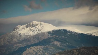 Colmenar Viejo yakınlarındaki Sierra de Guadarrama ve Cuenca Alta del Manzanares 'in büyüleyici karlı zirveleri Madrid' in görkemli dağ manzaralarını gözler önüne seriyor.