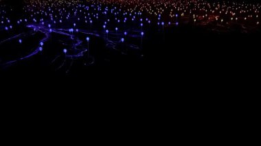 Uluru, Kuzey Bölgesi 'ndeki Bruce Munro' nun Işık Alanı sanat tesisinde gece gökyüzünün altında binlerce renkli ışık parlıyor. Bu büyüleyici görüntü büyülü, rüya gibi bir manzara yaratır.