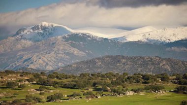 Colmenar Viejo yakınlarındaki Madrid dağlarından göz kamaştırıcı karlı manzara, Sierra de Guadarrama Ulusal Parkı ve Cuenca Alta del Manzanares Bölgesel Parkı