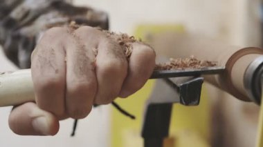 Yetenekli bir zanaatkar, el yapımı bir müzik aleti yapımının karmaşık sürecini bir atölye ortamında sergilemek için el yapımı bir flüt yapmak için ahşap torna kullanır.