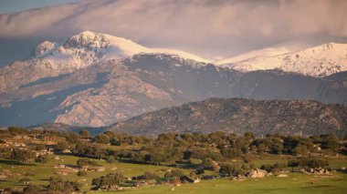Colmenar Viejo yakınlarındaki Sierra de Guadarrama 'daki karlı dağların manzarası. Bölge Parkı ve Penalara Doğal Parkı Cuenca Alta del Manzanares 'i kapsar.