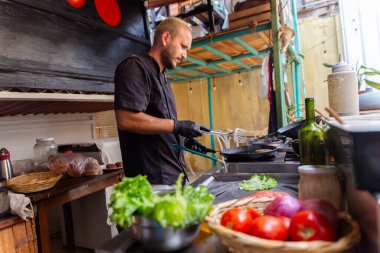 Şef, Ekstra Burger İçin Taze Biftek Pişiriyor