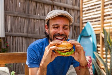 Dışarıda çizburger yiyen adam, kapat.