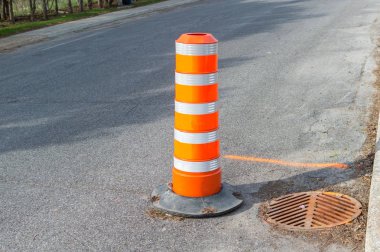 Kanada Montreal merkezindeki kaldırımda turuncu trafik koni