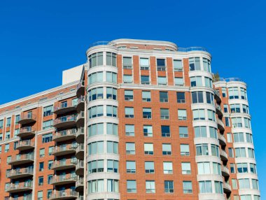 Montreal, Kanada'da büyük windows ile modern konut binalar.