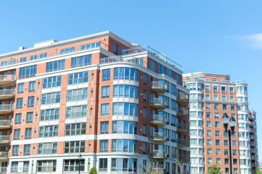 Montreal, Kanada'da büyük windows ile modern konut binalar.