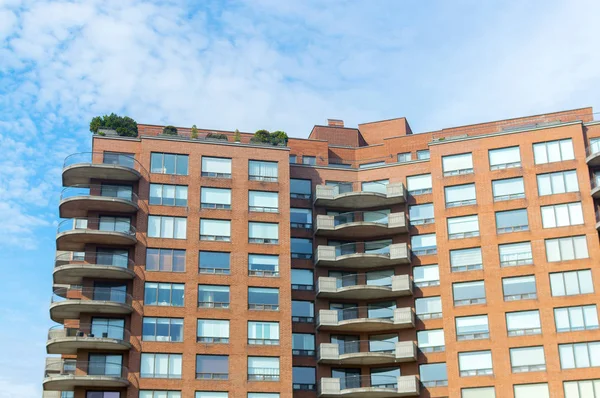 Montreal, Kanada'da büyük windows ile modern konut binalar.