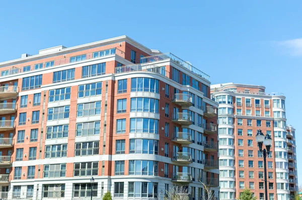 Montreal, Kanada'da büyük windows ile modern konut binalar.