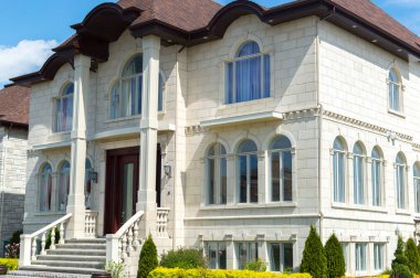 Mavi gökyüzü karşı Montreal, Kanada'da lüks ev