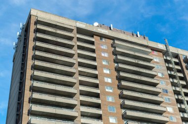 Modern konut binalar büyük pencereler ve balkon Montreal, Kanada. 