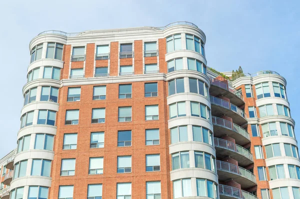 Modern konut binalar büyük pencereler ve balkon Montreal, Kanada. 