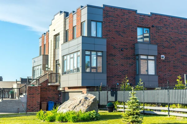 Montreal, Kanada'da büyük penceresi olan pahalı modern ev.
