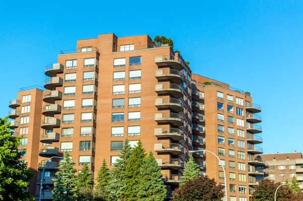 Modern konut binalar büyük pencereler ve balkon Montreal, Kanada.