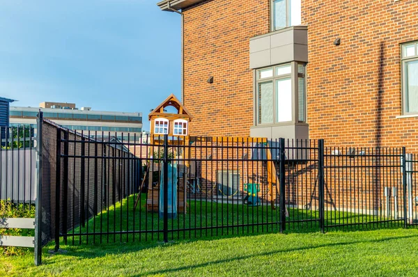 Parque Infantil Patio Trasero Detrás Casa Lujo Montreal Canadá Contra —  Fotos de Stock