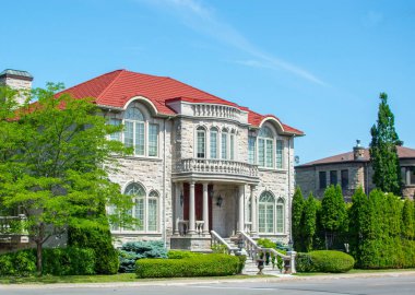 Mavi gökyüzü karşı Montreal, Kanada'da lüks ev