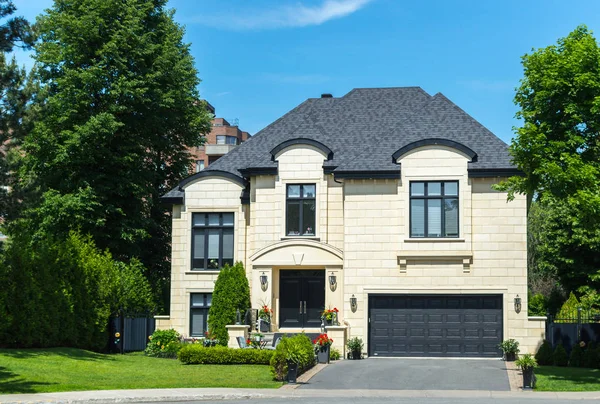 Casa Luxo Montreal Canadá Contra Céu Azul — Fotografia de Stock