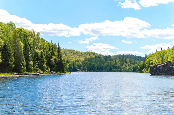 Quebec, Kanada'da göl manzaralı görünüm