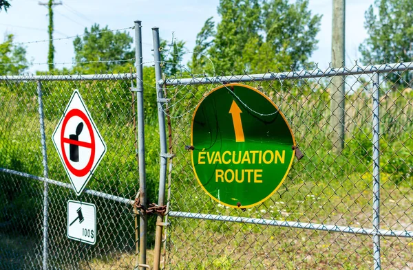 Geen Afval Toegestaan Evacuatie Weg Ondertekenen Het Hek Montréal Canada — Stockfoto