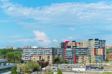 Montreal, Kanada'da büyük windows ile modern konut binalar. 