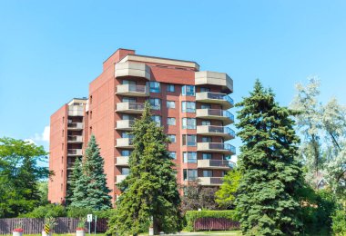 Montreal, Kanada'da büyük windows ile modern konut binalar. 