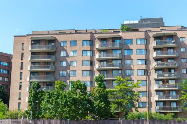 Montreal, Kanada'da büyük windows ile modern konut binalar. 