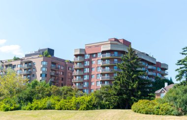 Montreal, Kanada'da büyük windows ile modern konut binalar. 