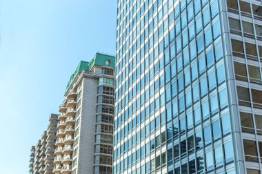 Şehir merkezinde Montreal, Kanada büyük windows ile modern konut binalar. 