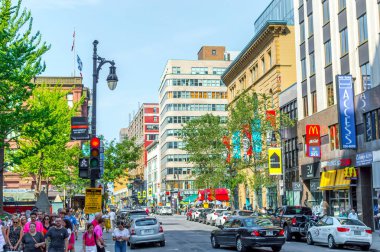 Montreal, Kanada - 5 Ağustos 2018: Central Saint Catherine sokağında merkezinde Montreal, Kanada