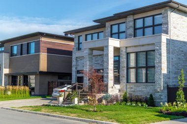 Mavi gökyüzü karşı Montreal, Kanada'da lüks ev