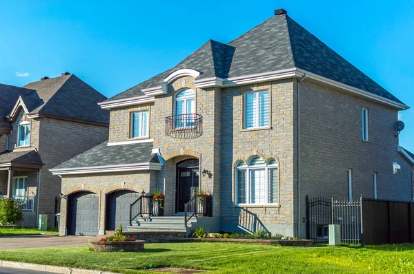 Casa Lujo Montreal Canadá Contra Cielo Azul — Foto de Stock