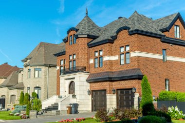 Mavi gökyüzü karşı Montreal, Kanada'da lüks ev