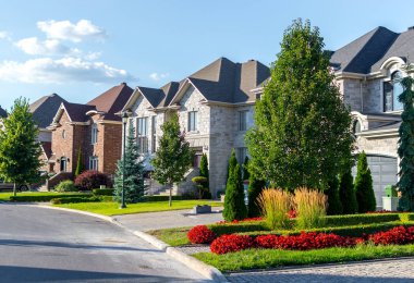 Mavi gökyüzü karşı Montreal, Kanada'da lüks ev