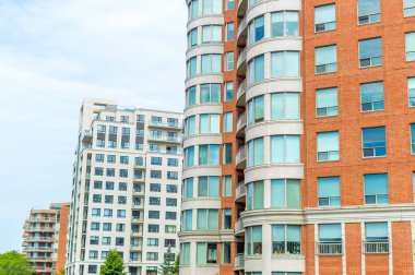Montreal, Kanada'da büyük windows ile modern konut binalar