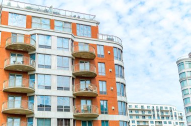 Montreal, Kanada'da büyük windows ile modern konut binalar