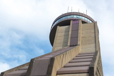 Quebec City, Quebec, Kanada - 23 Haziran 2018: Hotel Le Concorde yaz güneşli mavi gökyüzü görünümünde