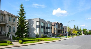 Mavi gökyüzü karşı Montreal, Kanada'da lüks ev